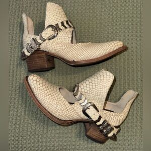 FREEBIRD Blade cream Snakeprint boho western ankle boot size 8